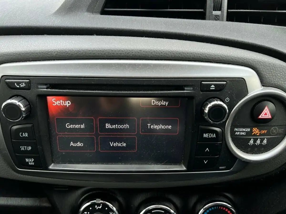 2013-toyota-yaris-133-tr-vvt-i-5d-big-14