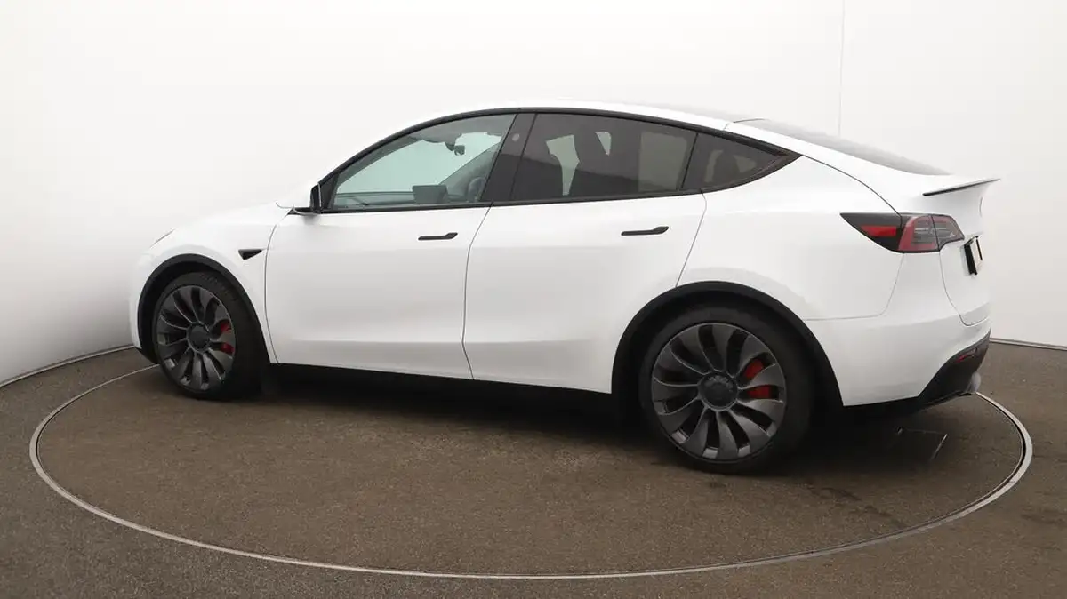 2024-tesla-model-y-e-performance-big-46