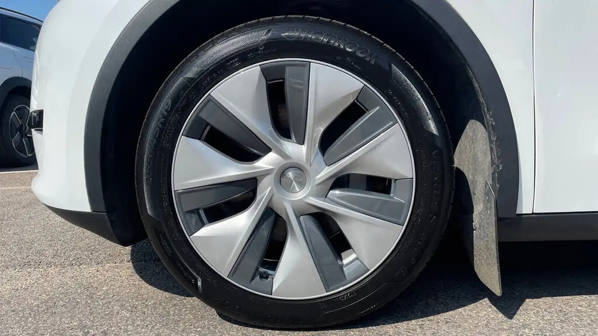 2024-tesla-model-y-e-rwd-big-16
