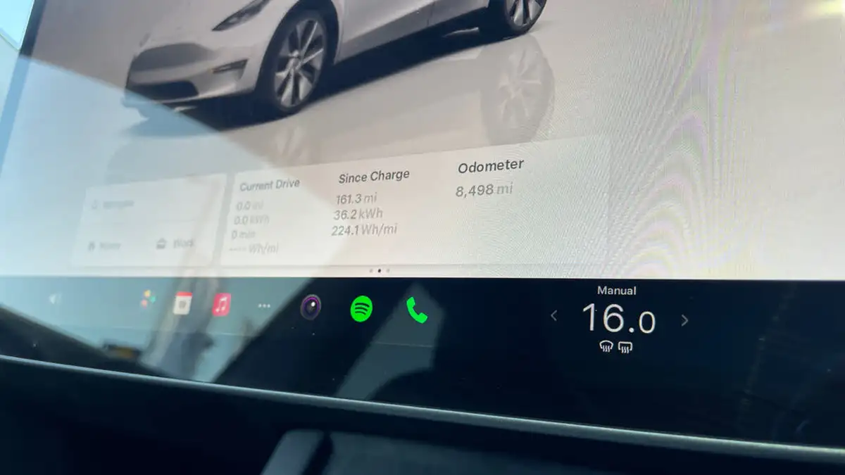 2024-tesla-model-y-e-rwd-big-12