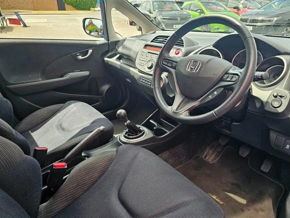 2015-honda-jazz-14-es-plus-big-10