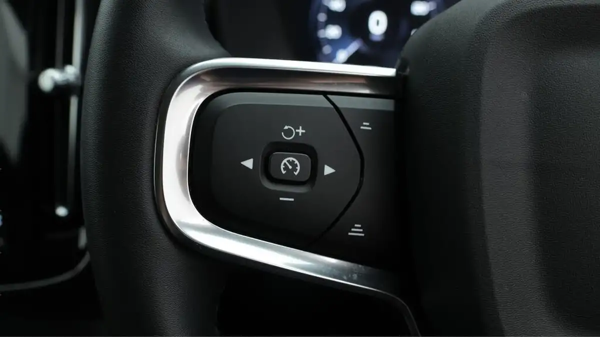 2021-volvo-xc40-15-t3-momentum-163bhp-big-20