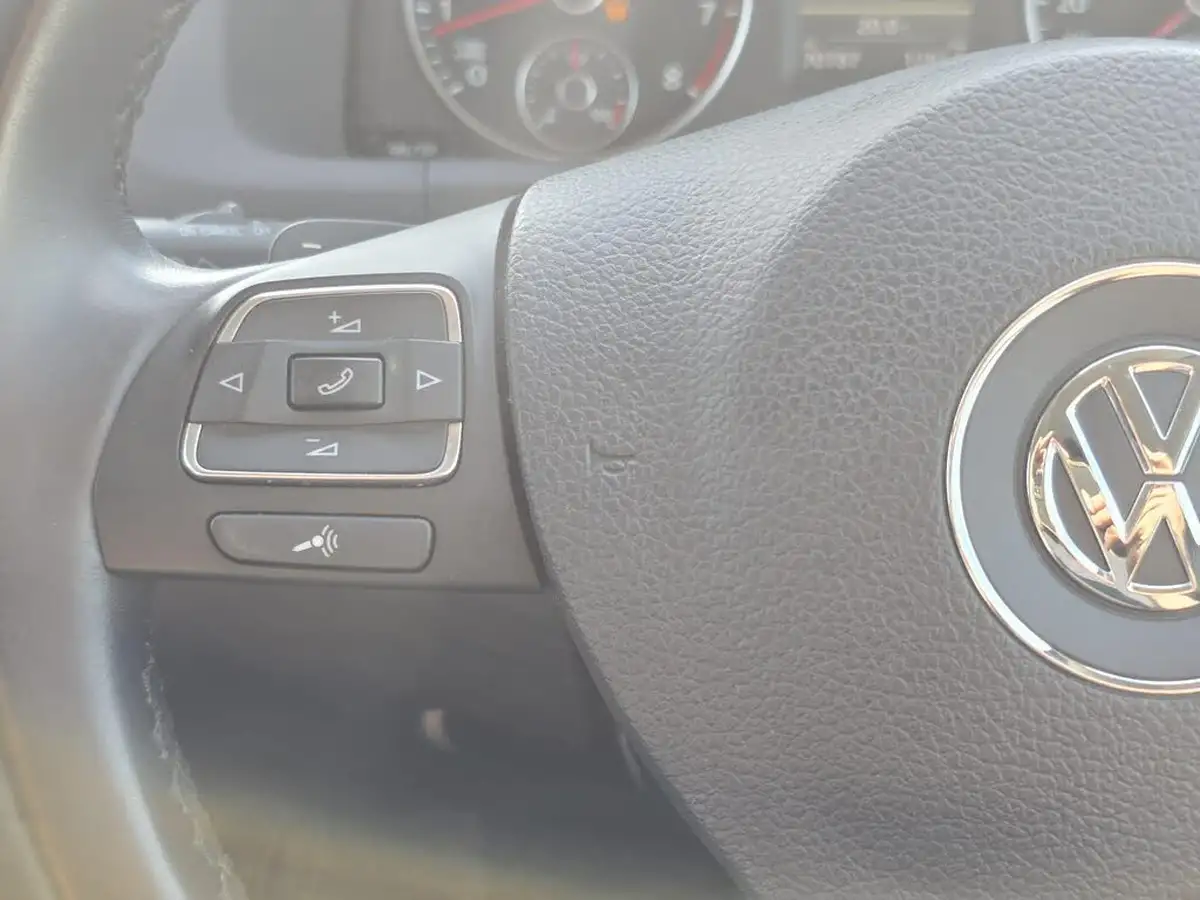 2014-volkswagen-touran-big-24
