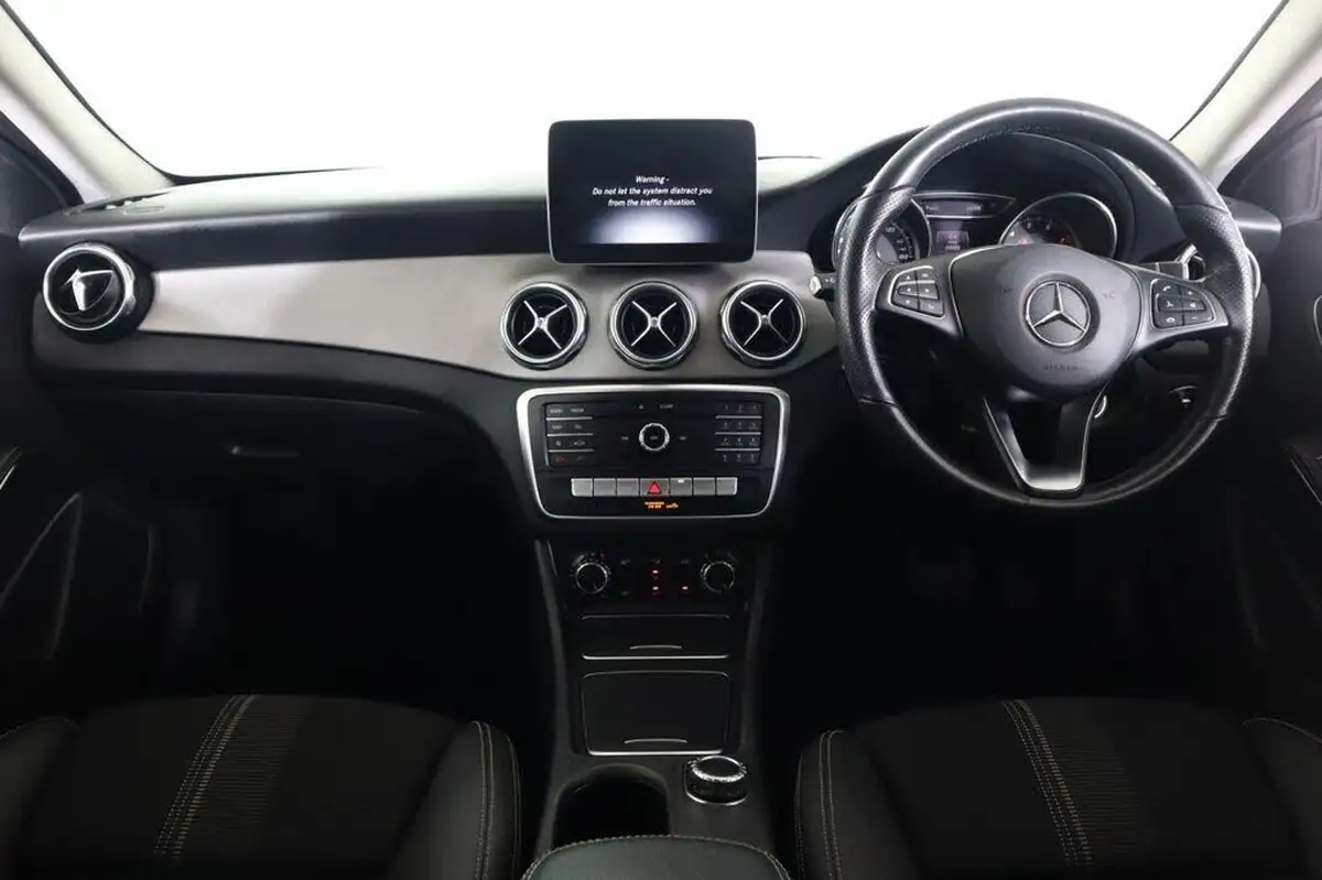 2019-mercedes-benz-gla-class-16-gla-180-urban-edition-ss-7g-dct-big-12