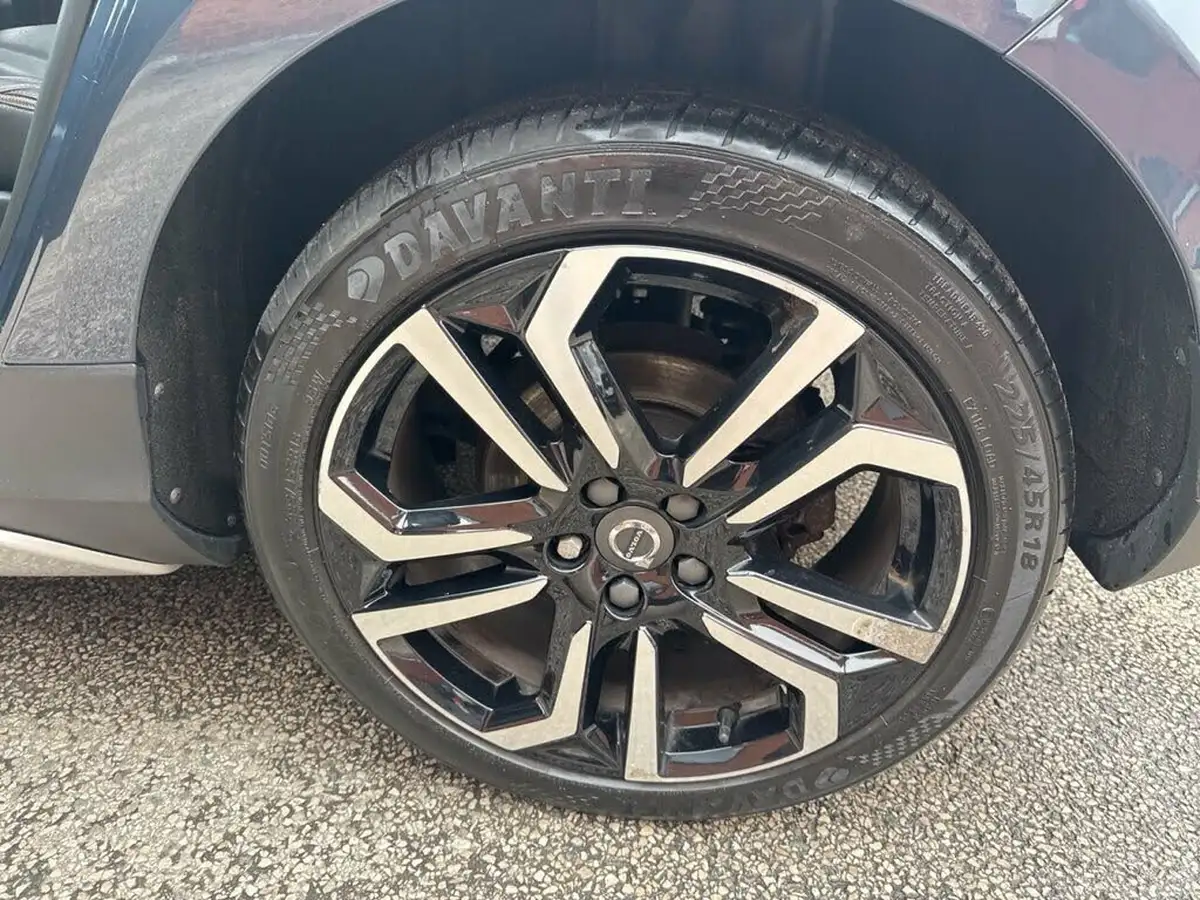 2018-volvo-v40-20td-d2-cross-country-pro-big-32