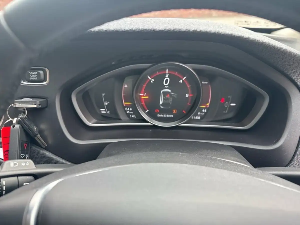 2018-volvo-v40-20td-d2-cross-country-pro-big-8