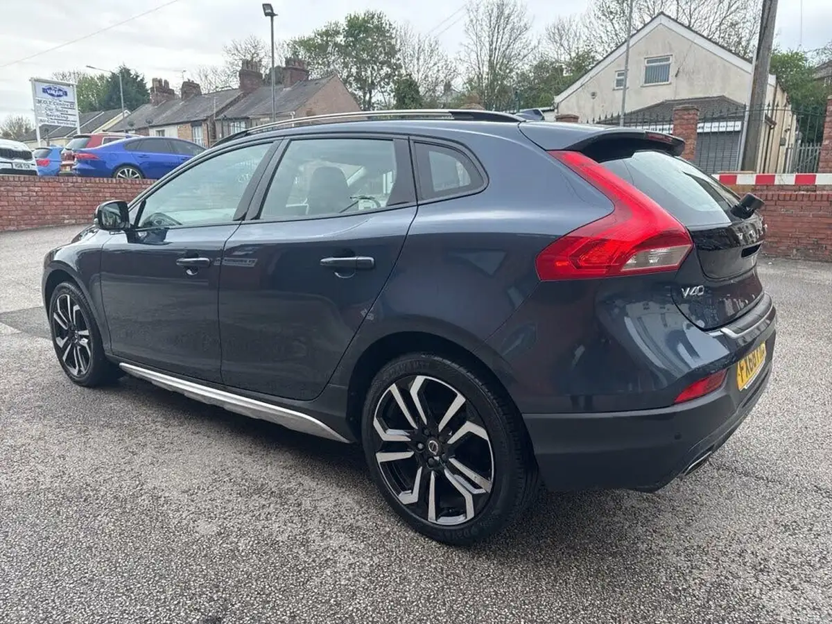 2018-volvo-v40-20td-d2-cross-country-pro-big-60