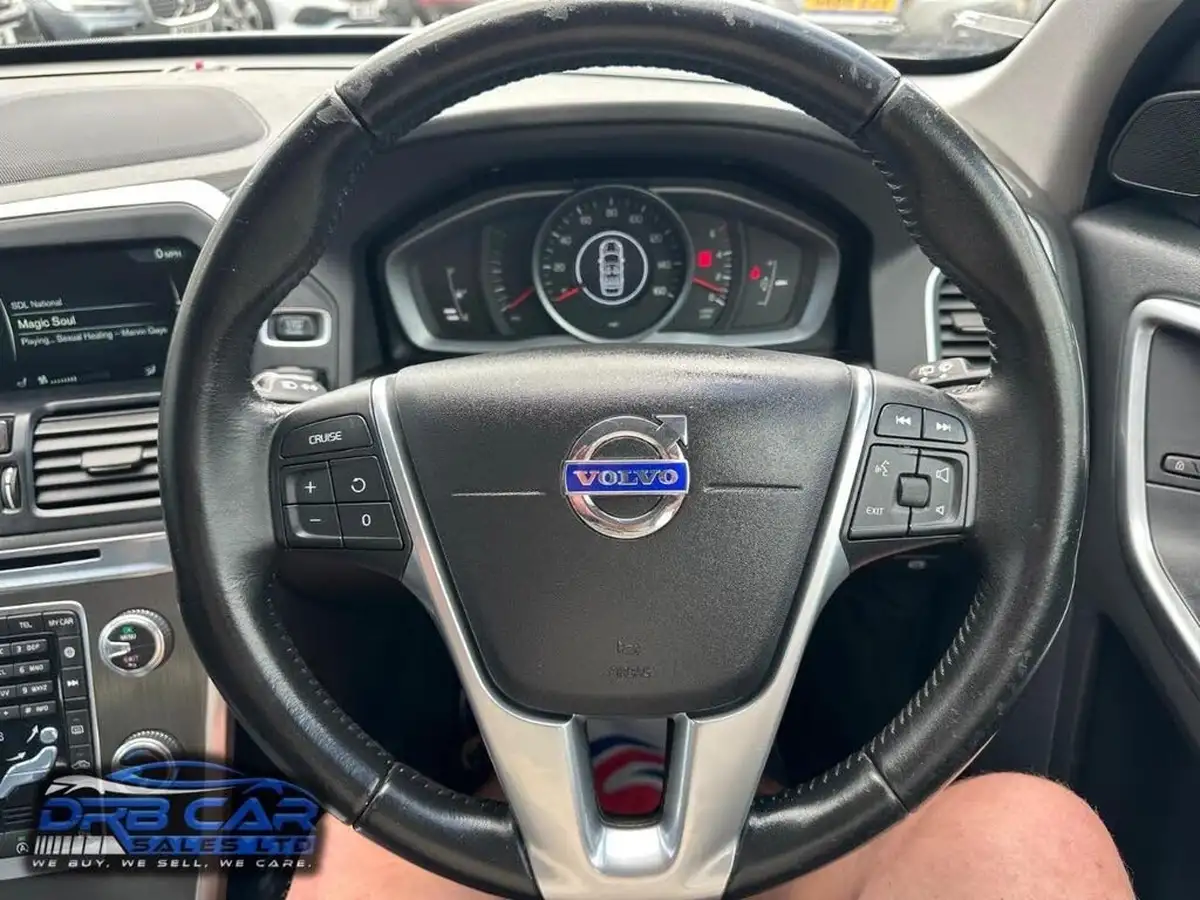 2015-volvo-xc60-20td-d4-se-190bhp-nav-big-12