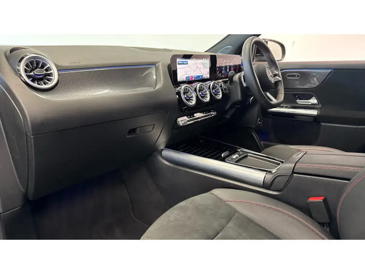 2024-mercedes-benz-gla-class-13-gla-200-amg-line-executive-big-8