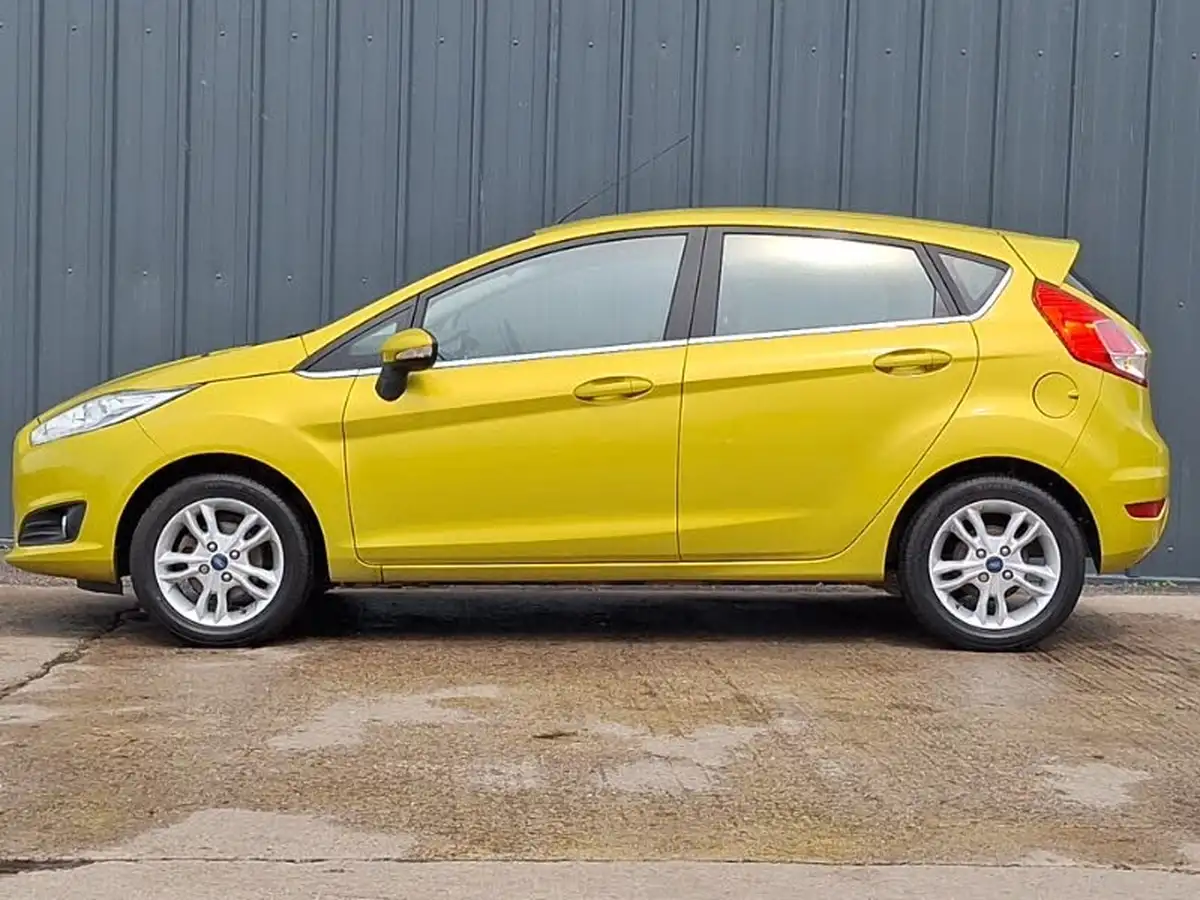 2016-ford-fiesta-125-zetec-5d-big-3