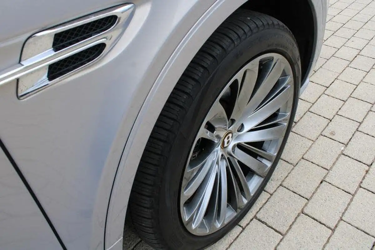2019-bentley-bentayga-60-w12-speed-big-52