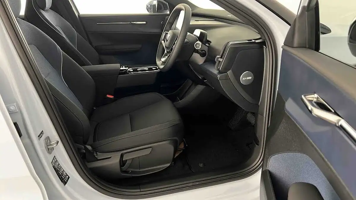 2024-volvo-ex30-e-single-motor-plus-big-15
