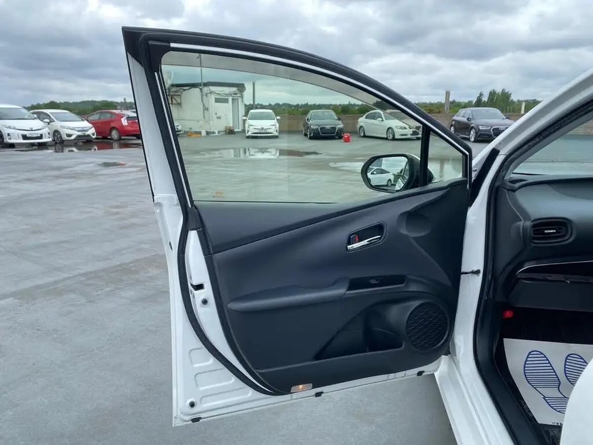 2019-toyota-prius-big-42