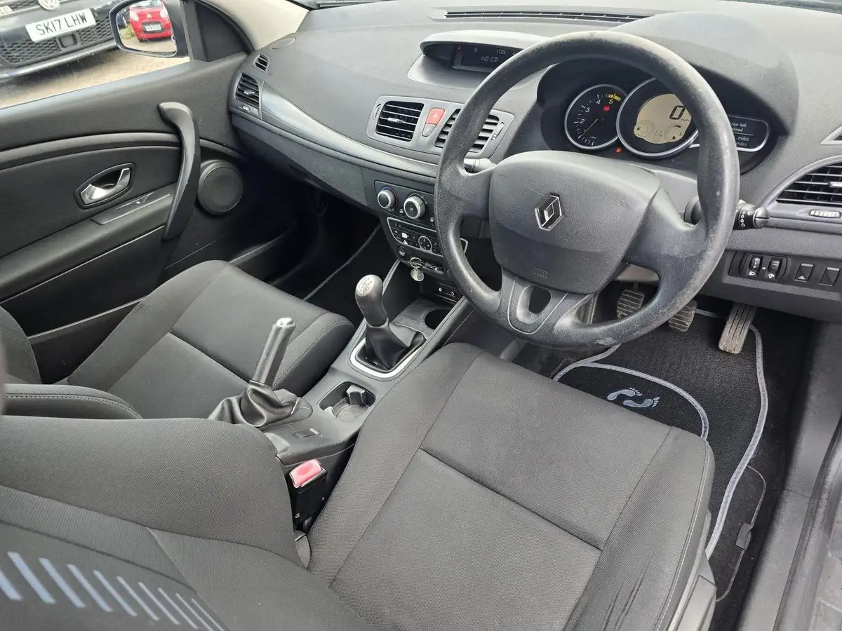 2010-renault-megane-15td-expression-15dci-86bhp-coupe-2d-big-9