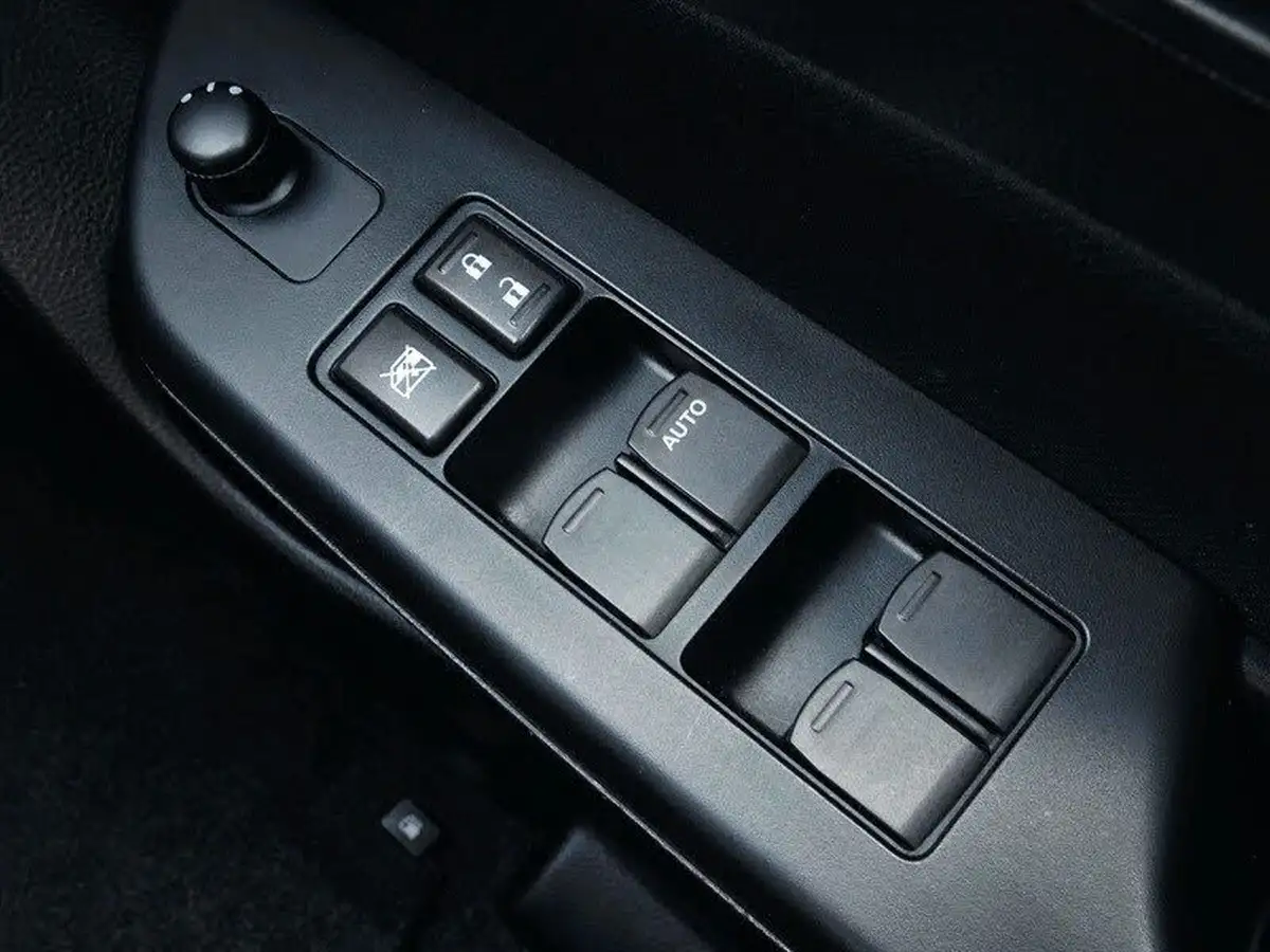 2015-suzuki-swift-12-sz4-94ps-nav-5d-at-big-25
