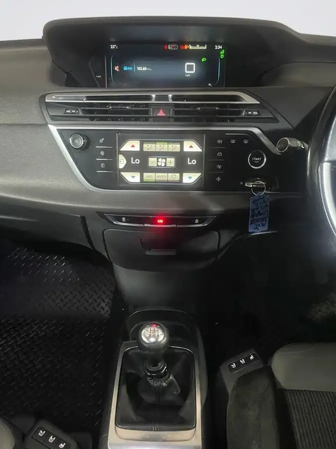 2016-citroen-grand-c4-picasso-16bluehdi-exclusive-big-22