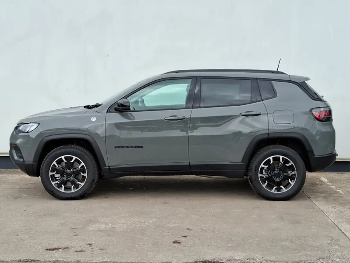 2025-jeep-compass-13-gse-trailhawk-big-3