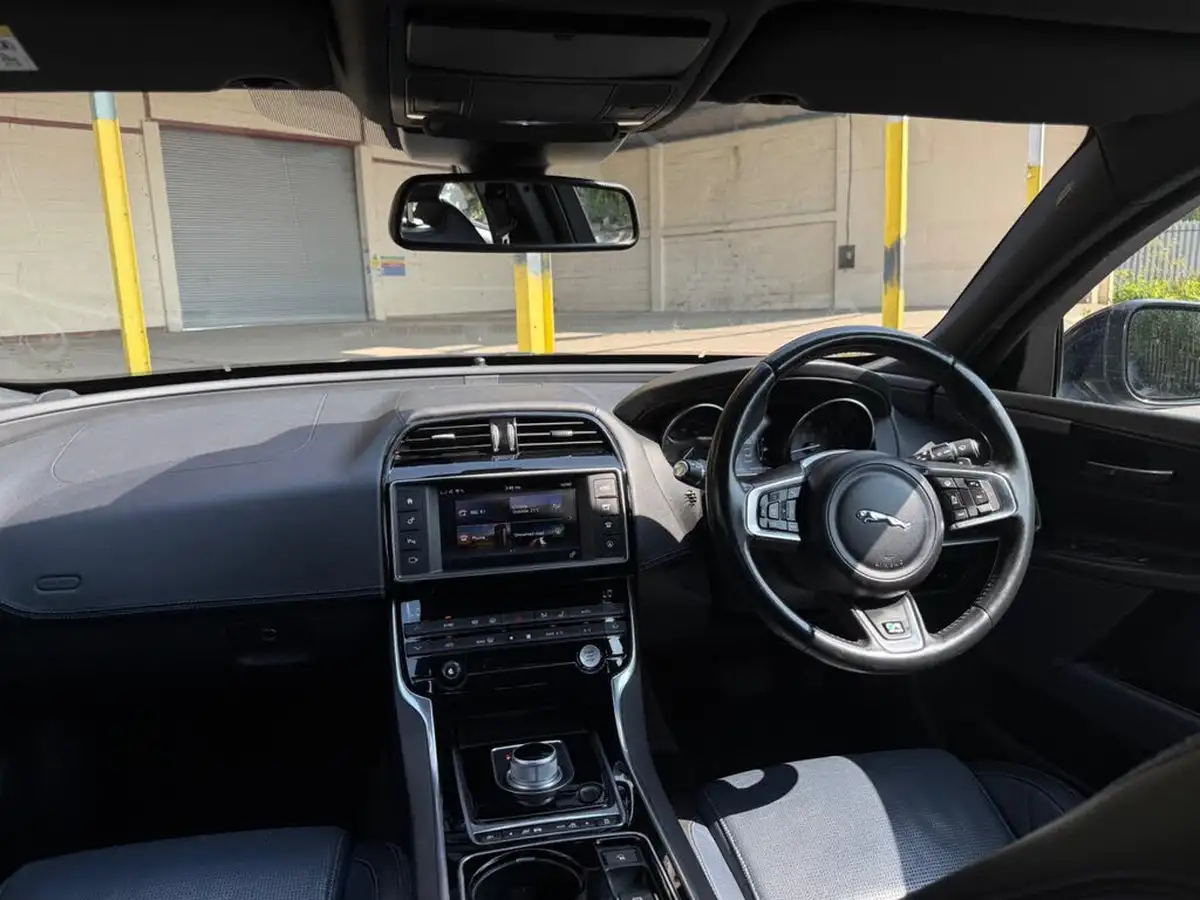 2015-jaguar-xe-20td-r-sport-163ps-auto-big-30