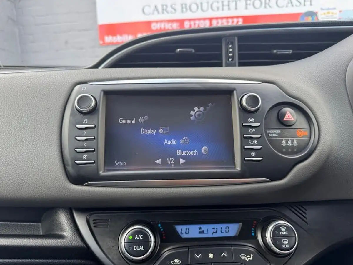 2018-toyota-yaris-15-vvt-i-icon-navi-hybrid-big-23
