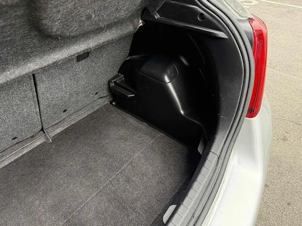 2015-toyota-yaris-15-vvt-i-sport-hybrid-big-23