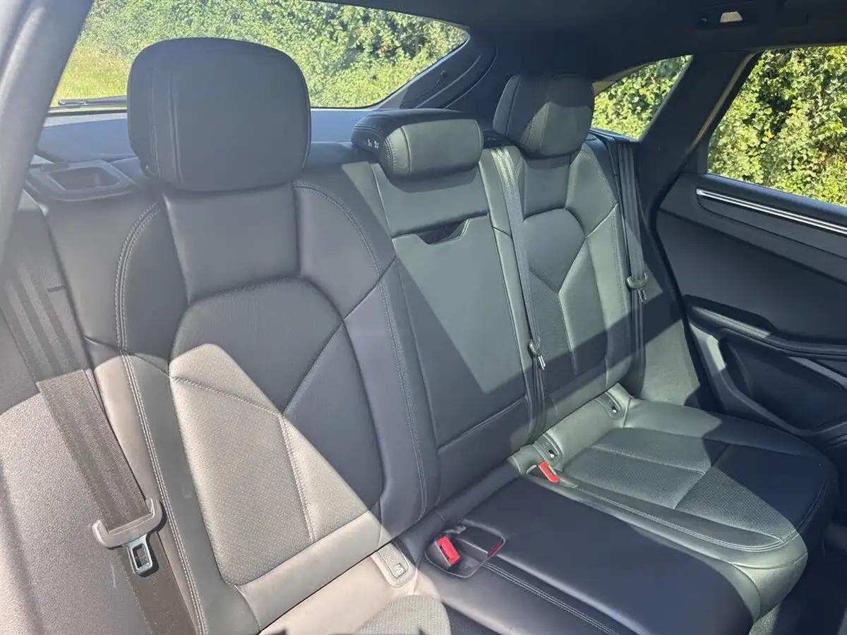 2023-porsche-macan-20-big-13