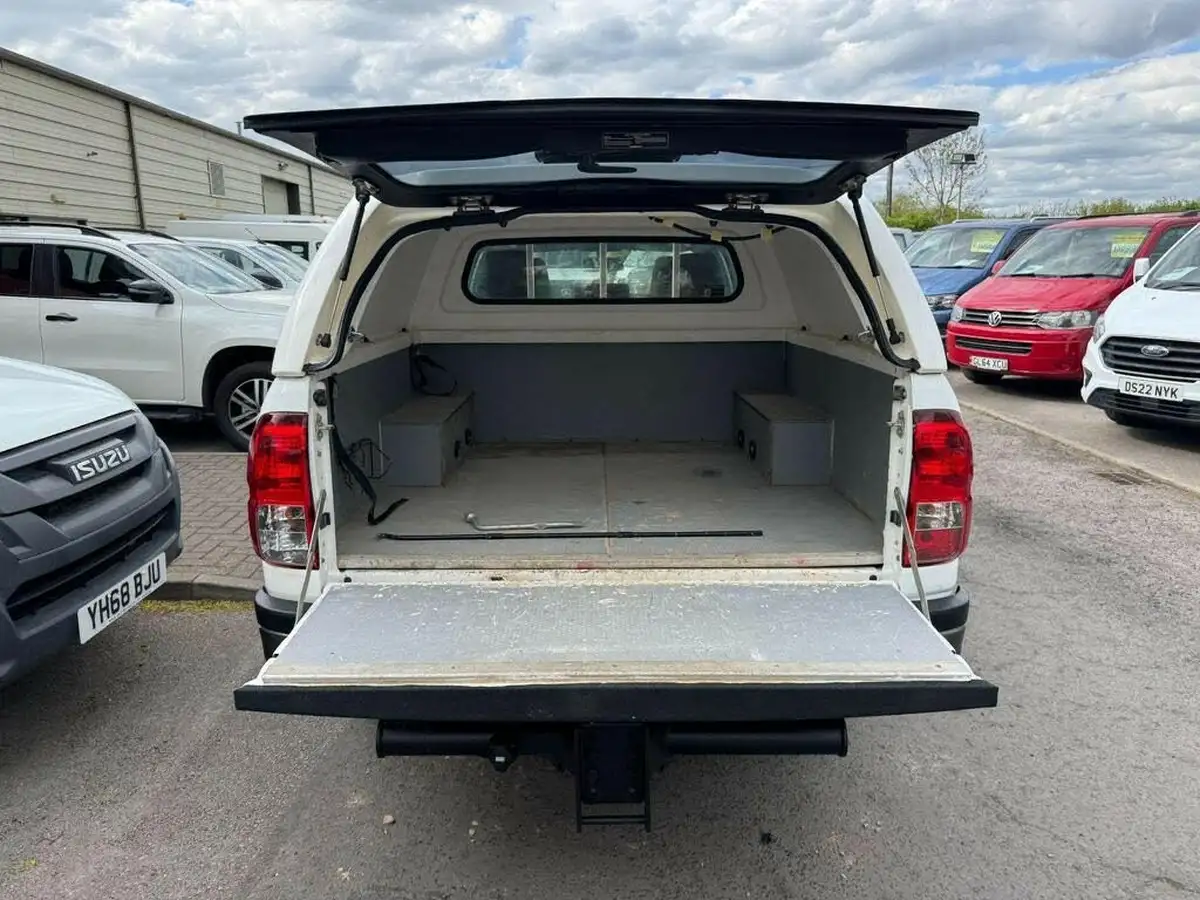 2017-toyota-hi-lux-24d-active-double-cab-pickup-big-16