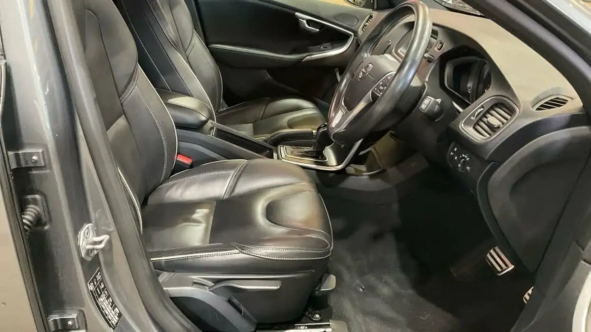 2019-volvo-v40-15-t2-r-design-big-6