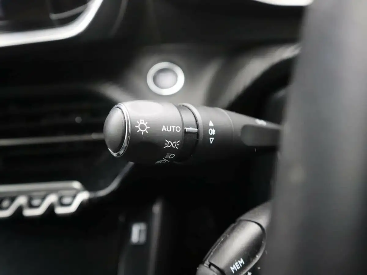 2022-peugeot-208-e-allure-premium-big-22
