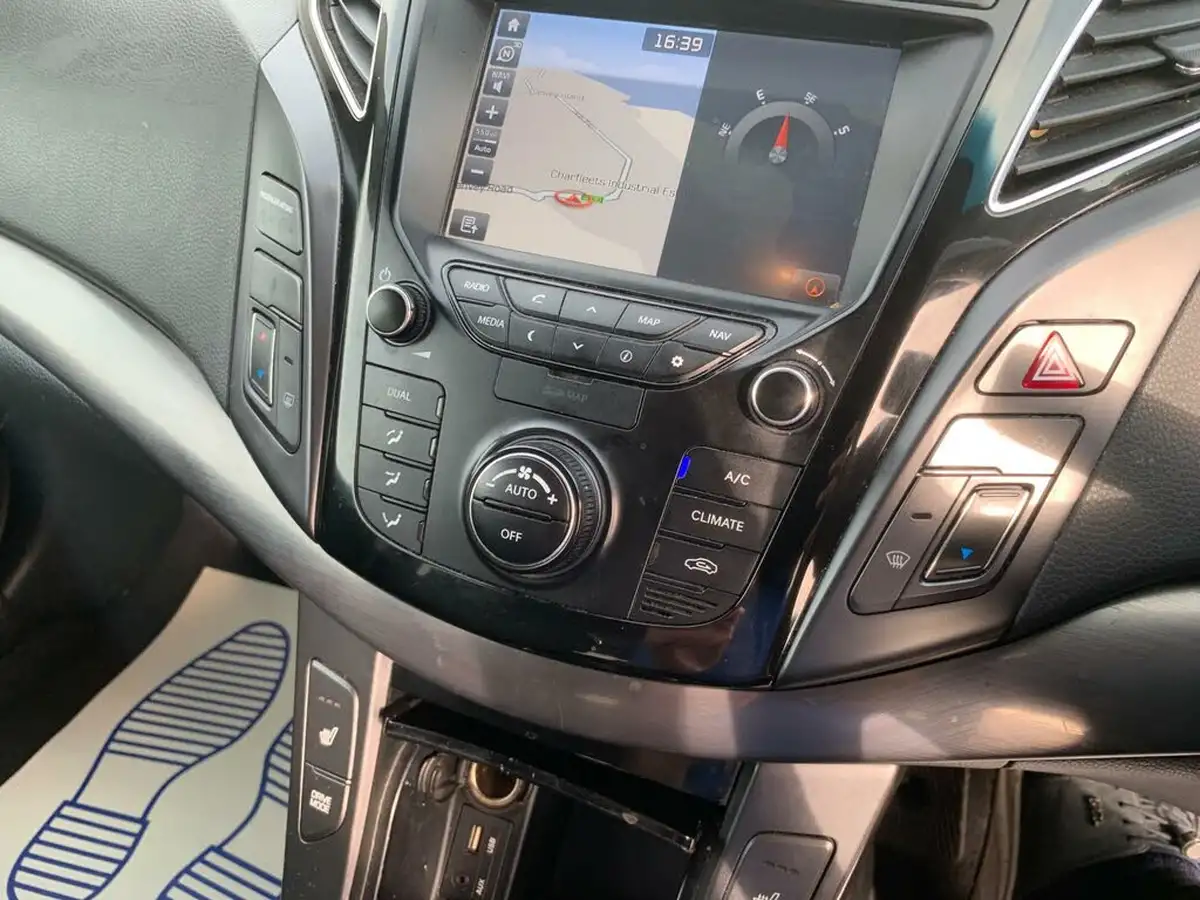 2016-hyundai-i40-17crdi-se-nav-141ps-estate-5d-big-16