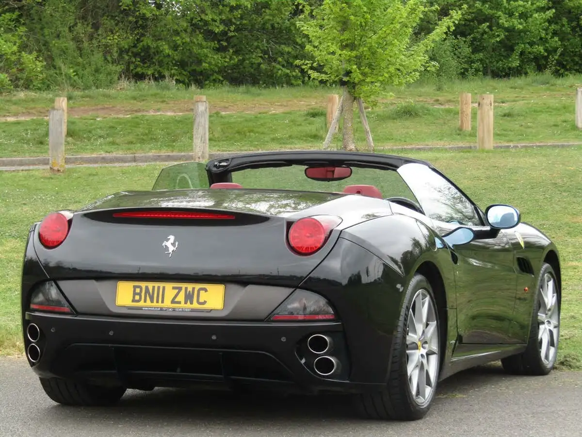 2010-ferrari-california-43-big-66