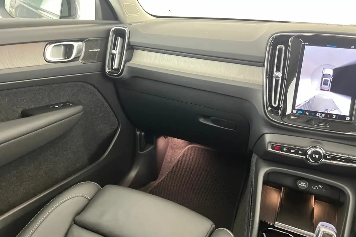 2024-volvo-xc40-20-b3-ultra-bright-big-29