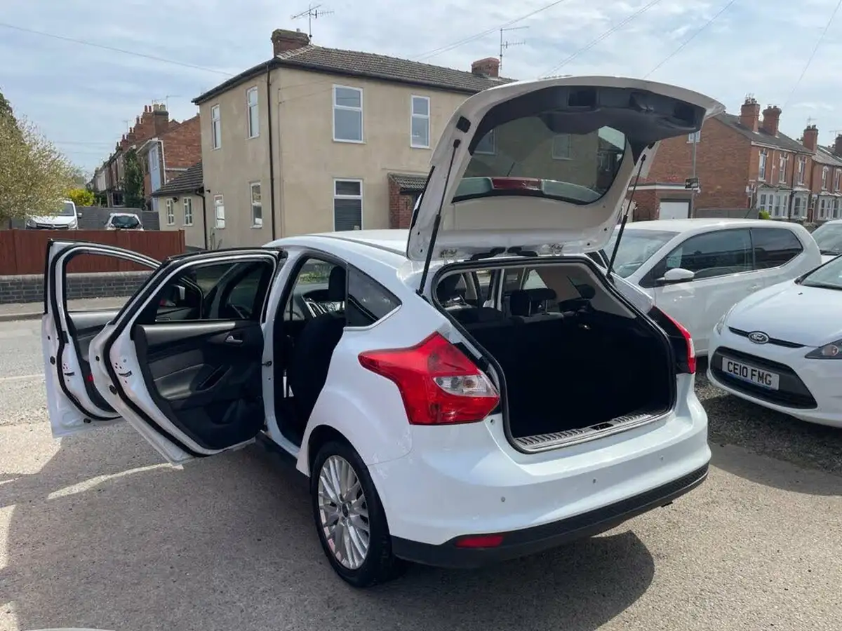 2012-ford-focus-16-zetec-ti-vct-125ps-hatchback-big-1