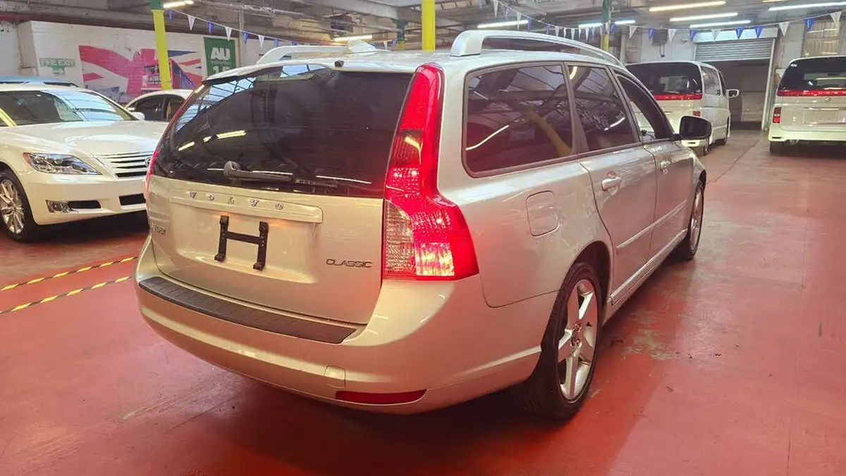 2012-volvo-v50-big-2