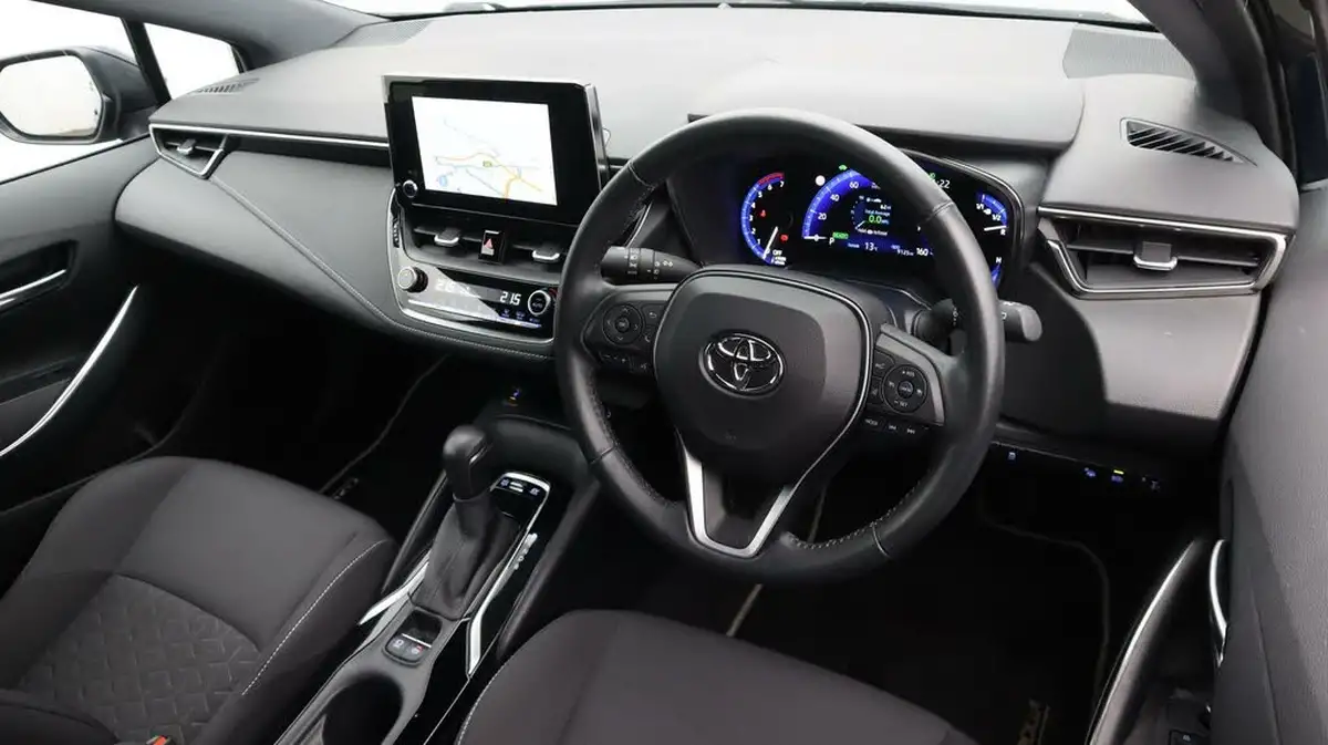 2022-toyota-corolla-18-vvt-i-icon-tech-trk-hatchback-5d-big-9