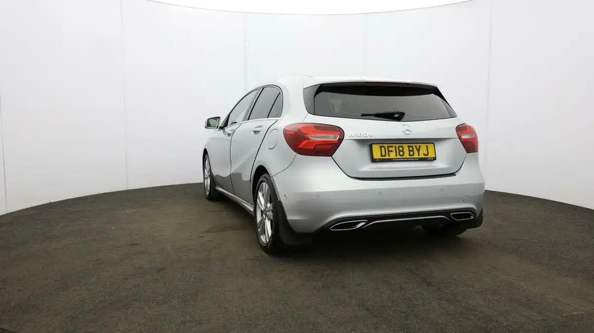 2017-mercedes-benz-a-class-15d-a180d-sport-premiumss-7g-dct-big-21