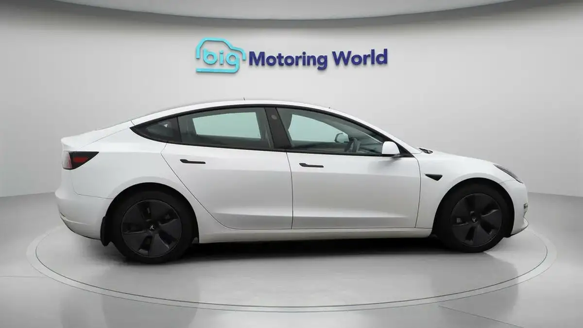2022-tesla-model-3-e-long-range-big-8