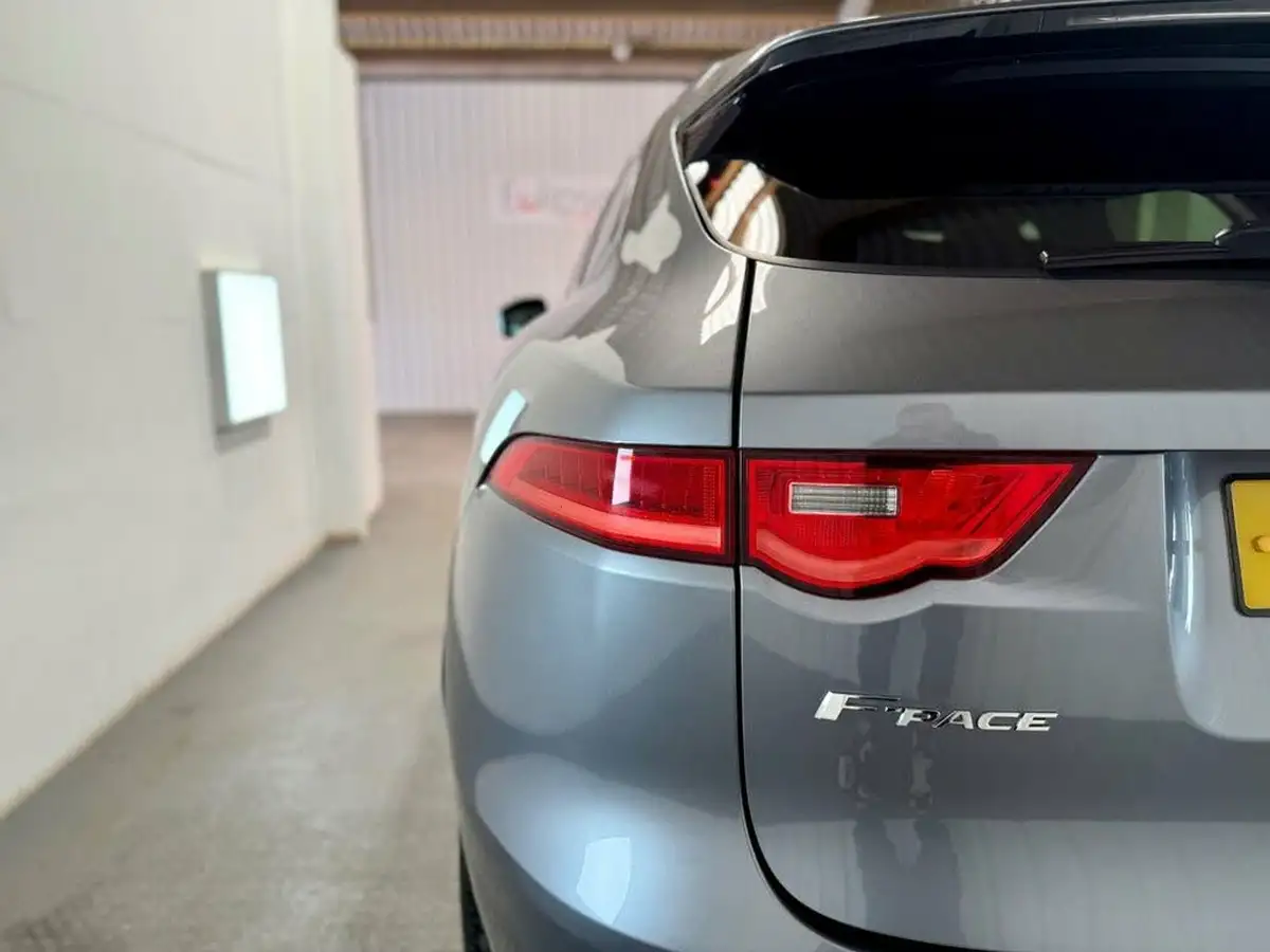 2019-jaguar-f-pace-20-i4d-chequered-flag-180ps-big-37