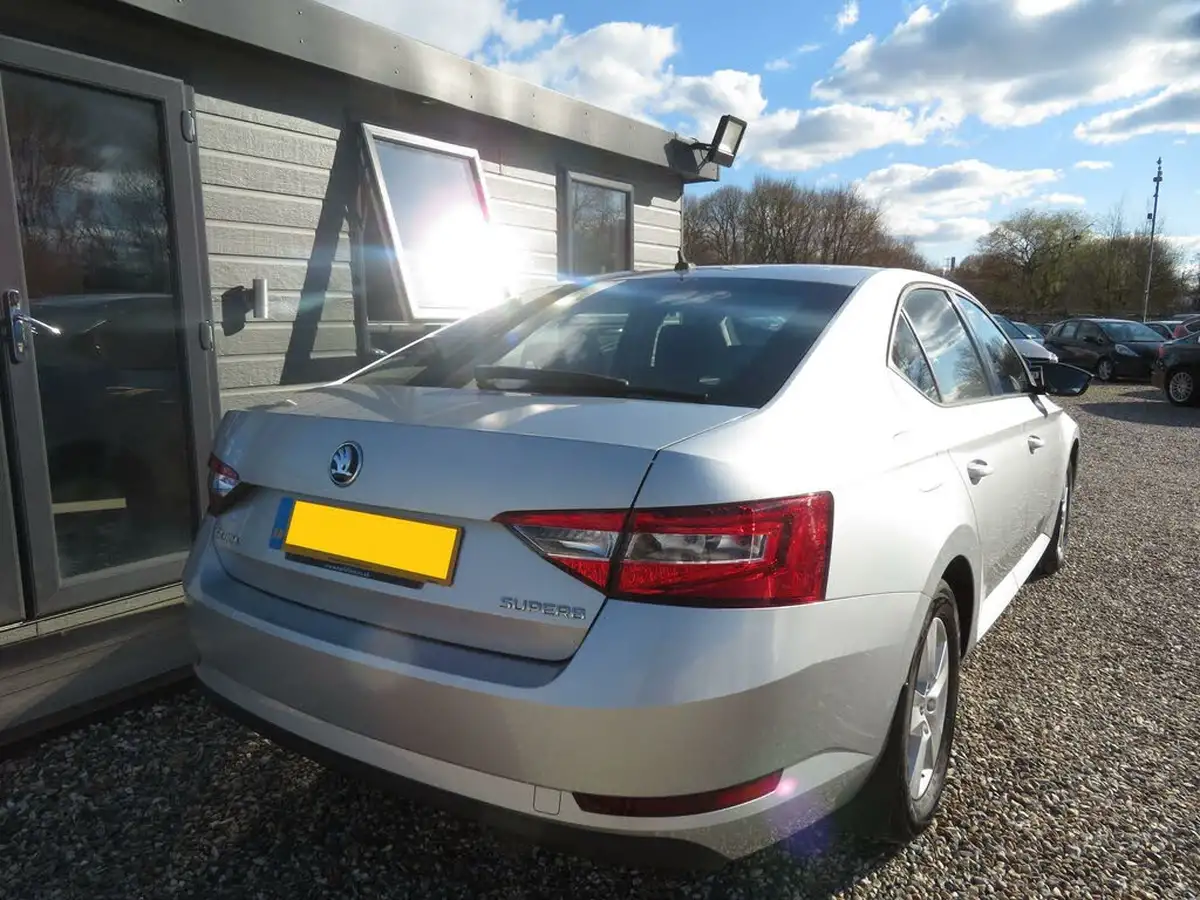 2017-skoda-superb-16tdi-s-hatchback-big-32