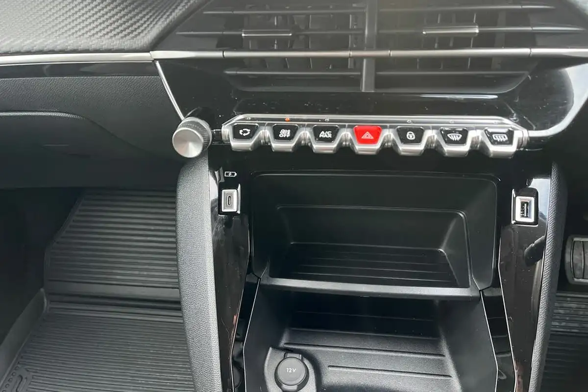 2023-peugeot-208-12-puretech-active-premium-100ps-eat8-big-22