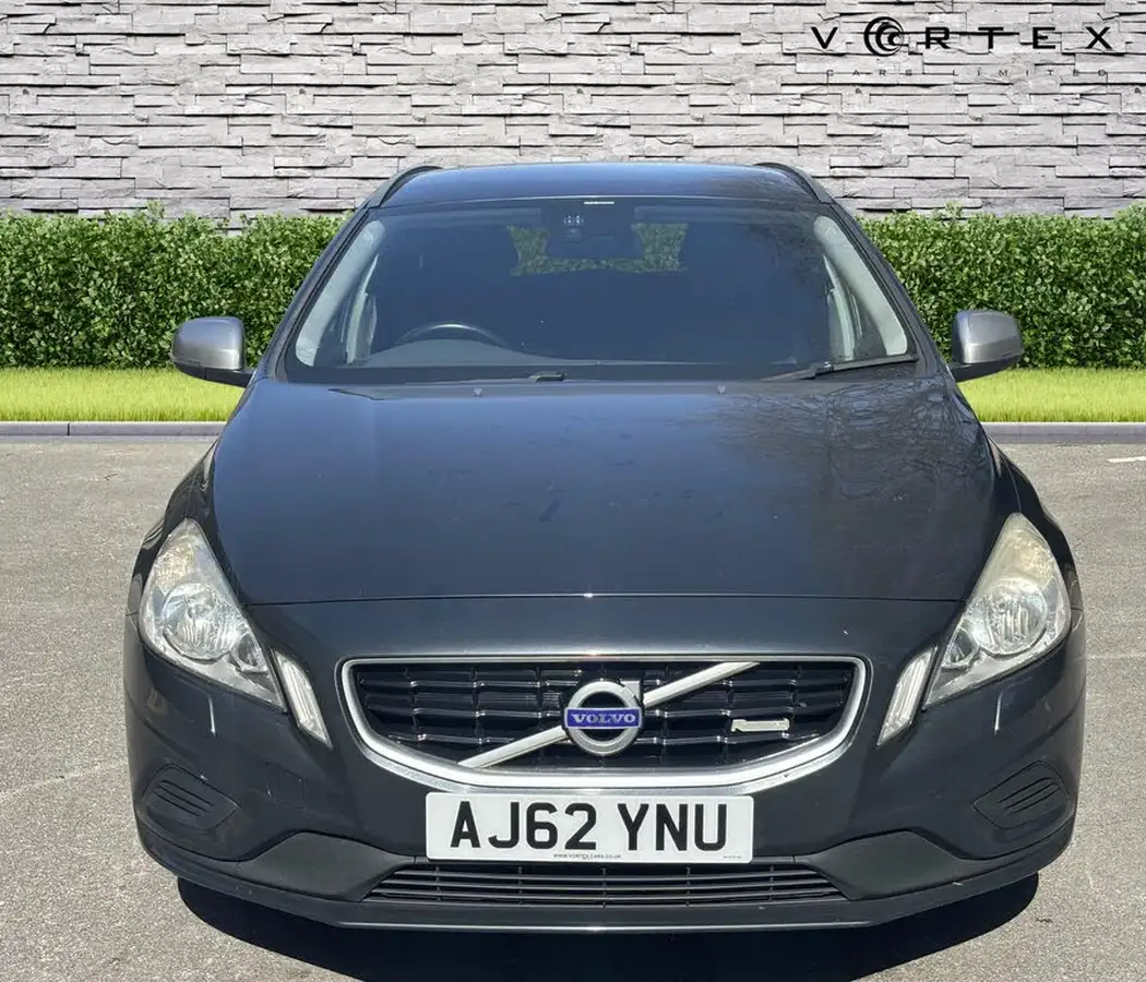 2013-volvo-v60-16td-d2-r-design-nav-big-1
