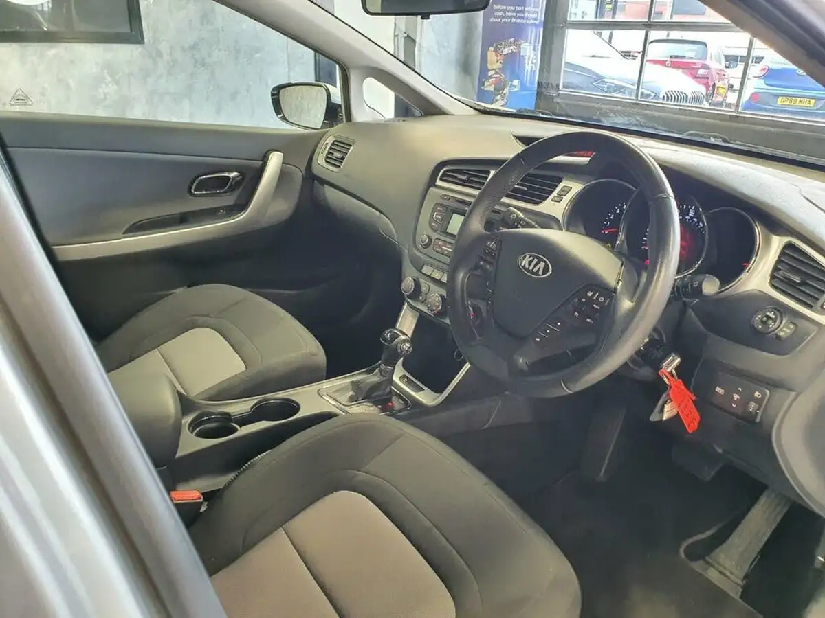 2014-kia-ceed-16crdi-2-hatchback-auto-big-22