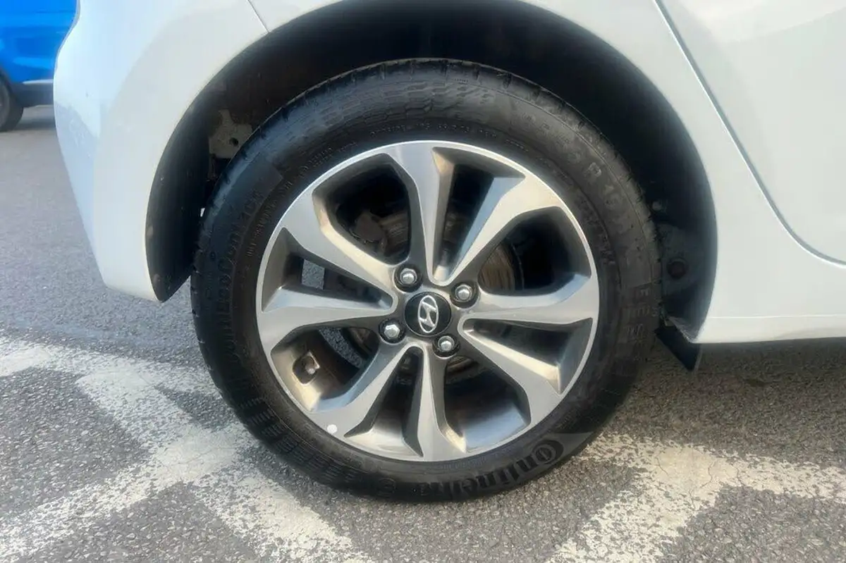 2019-hyundai-i10-10-play-big-10