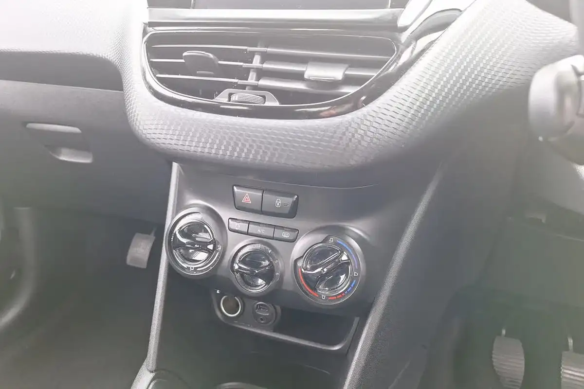 2016-peugeot-208-12-puretech-active-82bhp-3d-big-36