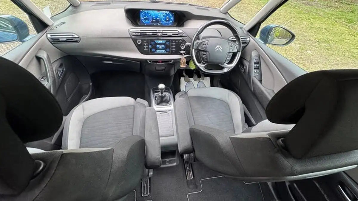 2015-citroen-grand-c4-picasso-16bluehdi-exclusive-big-2