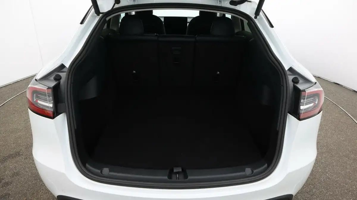 2022-tesla-model-y-e-long-range-big-17