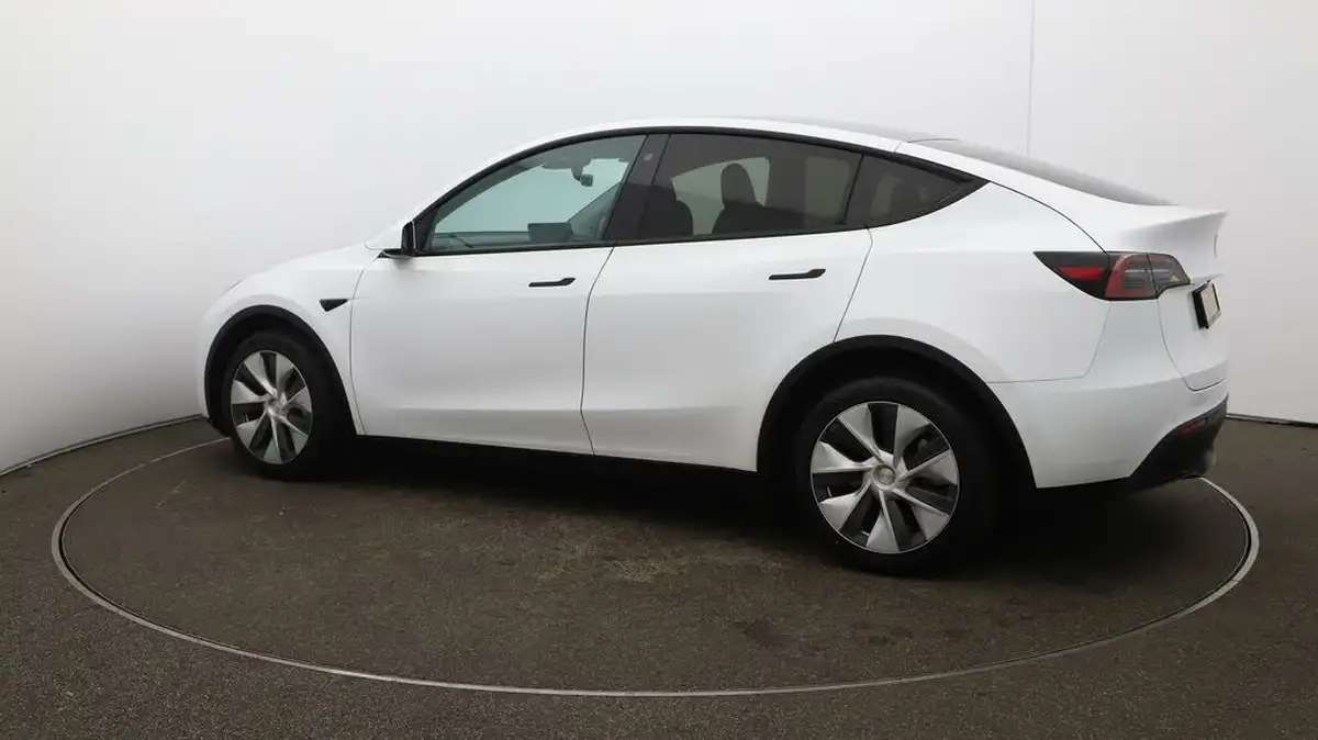 2022-tesla-model-y-e-long-range-big-38