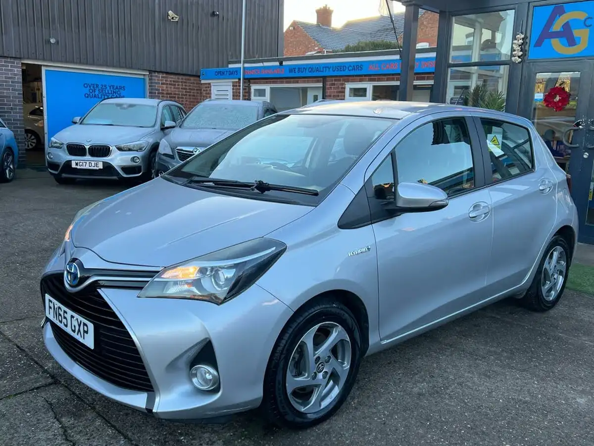 2015-toyota-yaris-15-vvt-i-icon-hybrid-big-12