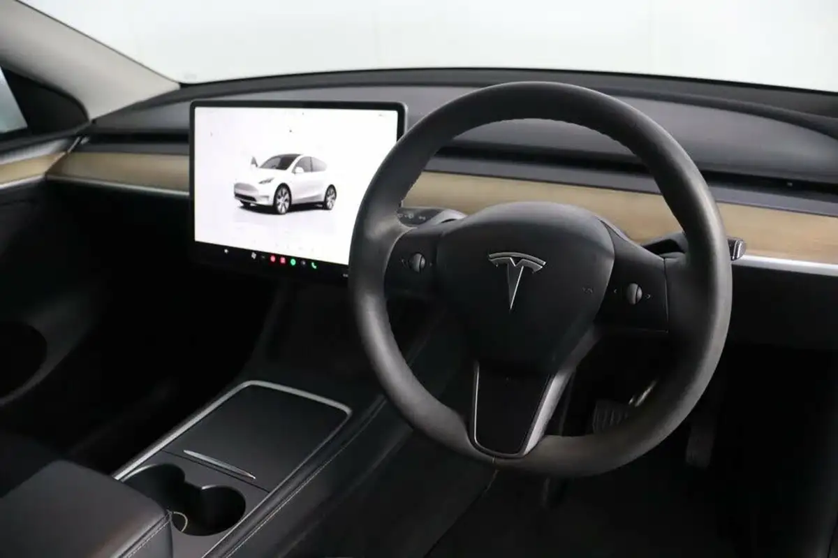 2022-tesla-model-y-e-long-range-big-21