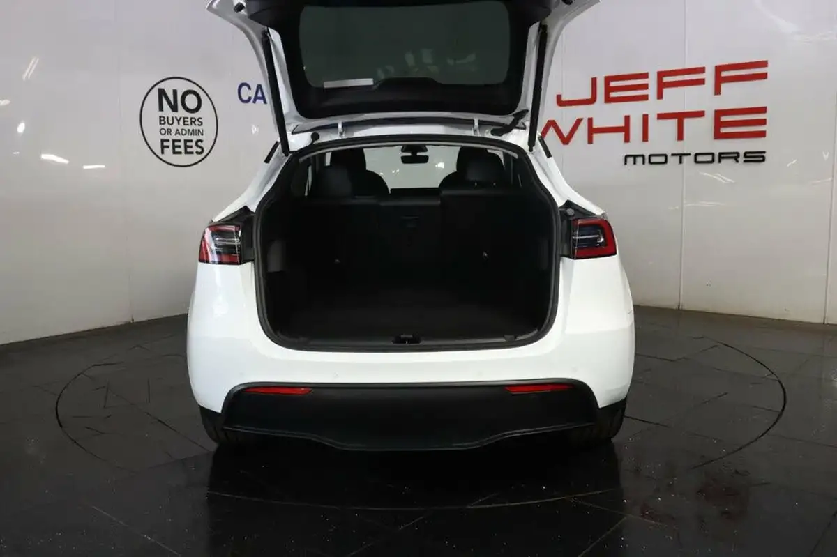 2022-tesla-model-y-e-long-range-big-17