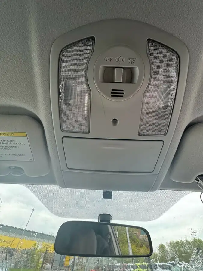 2010-toyota-prius-big-23